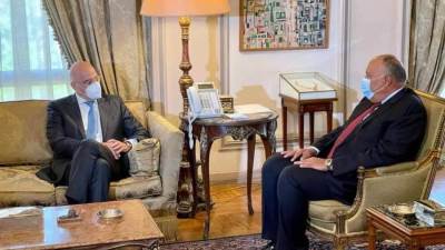 وزير الخارجية و نظيره اليوناني يتشاورا حول العلاقات الثنائية المشتركة