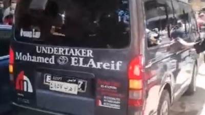 بالصور..أمام مستشفى الصفا لنقل جثمان سمير غانم لمسجد المشير