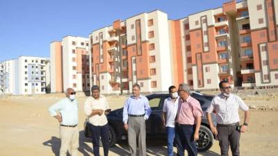 مسئولو"الإسكان" يتفقدون المشروعات السكنية بمدينة 15 مايو