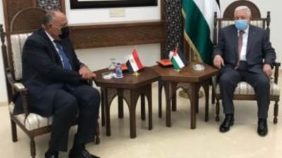 وزير الخارجية يؤكد لأبو مازن مواصلة القاهرة مساعيها لإحياء مسار السلام