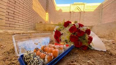 ورد وسوشي ... ابن نادية العراقية يزور قبر والدته لإحياء ذكرى ميلادها