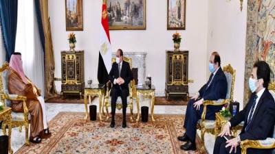 الرئيس السيسي يستقبل تركي آل الشيخ بحضور عباس كامل