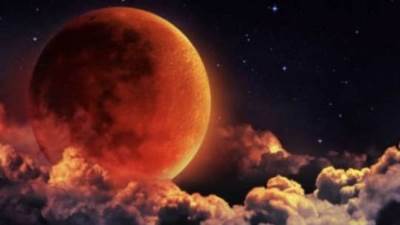 العالم علي موعد مع ظهور القمر الدامي العملاق 