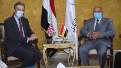 وزير النقل يجتمع مع السفير البريطاني في مصر لمناقشة التعاون في المشروعات الحالية والمستقبلية