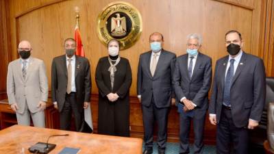 نيفين جامع .. دراسة انشاء محور تجاري مباشر بين مصر والبحرين لتوفير احتياجات السوق البحريني