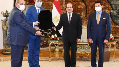 الرئيس السيسي يتسلم وسام الاستحقاق الخاص من اللجنة الأولمبية الوطنية الأفريقية