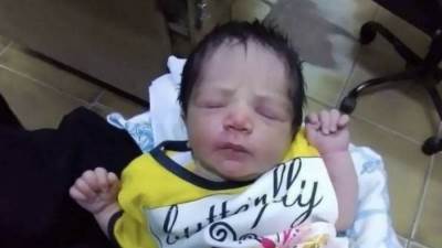 عامل قطار يجد طفلة رضيعة اسفل الكرسي 