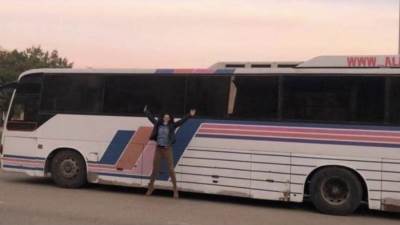 علي طريقة فيلم كراكون في الشارع مهندسة تخترع حافلة كمنزل متنقل