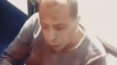 خانتة زوجته فالحلم فحاول قتلها قائلًا (انا عرفت كل حاجه )