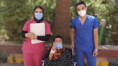 معمرة 101 سنة تغادر مستشفى كفر الدوار العام بعد شفائها من فيروس كورونا