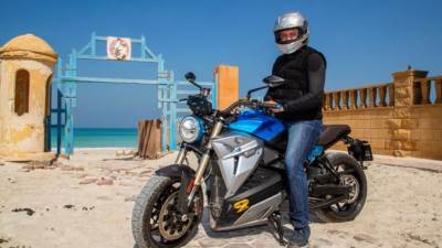 احتفالا بيوم البيئة العالمي.. مغامر مصري يقوم برحلة لمسافة ألف كيلو متر بدون انبعاثات