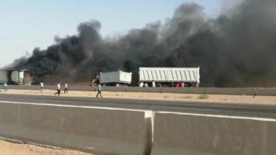 إصابة 4 أشخاص فى اشتعال النيران بسيارتين نقل بطريق "السويس - القاهرة"