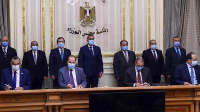 رئيس الوزراء يشهد توقيع عقد لتعديل 2262 أتوبيساً تابعة للنقل العام 