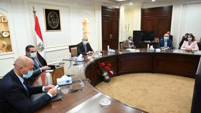 وزير الإسكان يتابع مع كبري الشركات العالمية تشغيل المنطقة المركزية بالعاصمة الجديدة 
