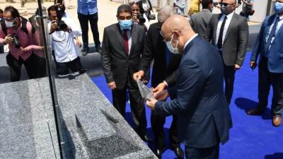 وزير الإسكان وهشام طلعت مصطفى يضعان حجر الأساس لمدينة "نور"