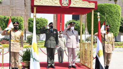 وزير الدفاع ورئيس الأركان يلتقيان قائد الحرس الوطنى القبرصى لبحث التعاون المشترك