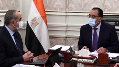 رئيس الوزراء يتابع مع وزيرالطيران المدني أعمال تطوير ورفع كفاءة مطار برج العرب