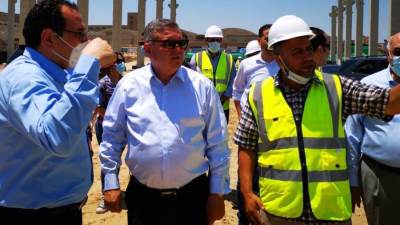 هشام توفيق يتفقد إنشاءات مصنع "غزل 1" الأكبر في العالم