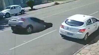 حفرة تبتلع 3 سيارات بموقف مستشفى بالقدس