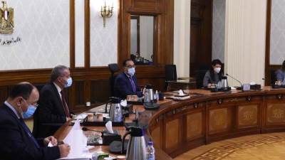 رئيس الوزراء يستعرض مشروعات التعاون المشتركة بين مصر وفرنسا