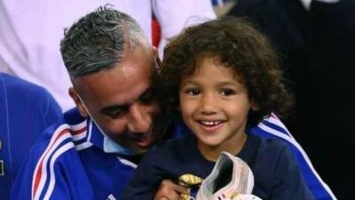 جريزمان يهدى حذائه لطفل بعد نهاية مباراة فرنسا وبلغاريا 