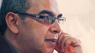 كُتب علي قبره "جعل الشباب يقرؤون" ..في ذكرى ميلاده تعرف علي أبرز محطات العرّاب أحمد خالد توفيق