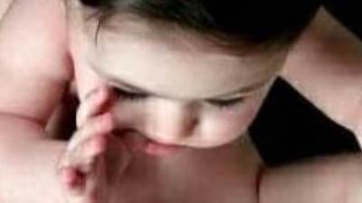 الطفل يبكي وامة تنهال عليه بريموت التليفزيون وتقتله جريمة جديده في الشرقية