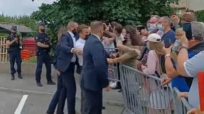 فرنسا .. صدور الحكم بحق الشاب الذي صفع الرئيس ماكرون