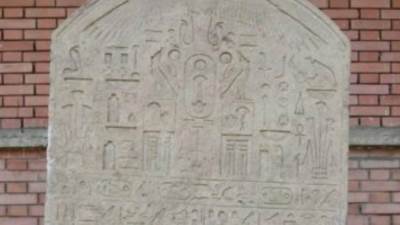 بالصدفة .. مواطن مصري يعثر على لوحة أثرية تعود لعصر الأسرة الـ26 الفرعونية 