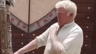 شاهد شبيه دونالد ترامب يظهر في الباكستان ويبهر الجميع بغناءة 