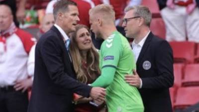 زوجة إيركسن تنهار فى أرض الملعب والأمن يمنعها من مشاهدة الإنعاش