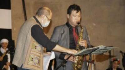 سفير كوريا الجنوبية يعزف "3 دقات" على الساكسفون