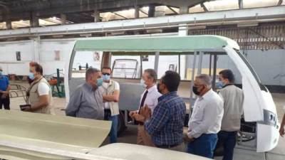 وزير قطاع الأعمال يتفقد منتجات جديدة للهندسية للسيارات ويتابع اختبار السيارة الكهربائية