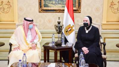 وزيرة التجارة والصناعة تستقبل نظيرها السعودي بمطار القاهرة