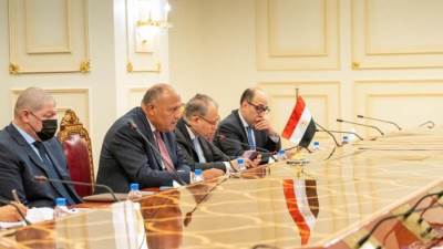 وزير الخارجية يلتقى نظيره القطري بالدوحة بحضور وفد البلدين