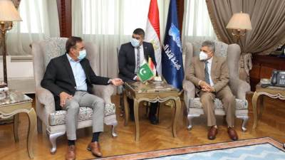 رئيس قناة السويس يلتقي رئيس هيئة الأركان الباكستاني لتعزيز التعاون