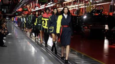 فيراري تنتقل بين عالم السيارات والموضة الان 