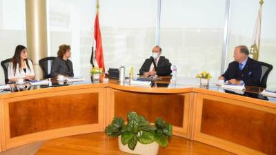 "الهجرة" تنظم لقاءً للمصرية "ليلى بنس" برئيس البورصة المصرية