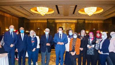 وزير التعليم العالي يكرم الجامعة البريطانية على تصدرها الجامعات الخاصة في مصر