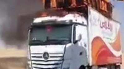 تفحم سيارة نقل وصاحبها يبكي ويشعل مواقع التواصل الاجتماعي 