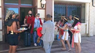 مطار مطروح يستقبل أول فوج سياحى من كازاخستان يضم 187 سائحا