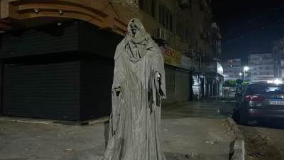 علي طريقة حكاية انابيل وڤولدمورت تمثال شبح يثير الذعر في الاسماعيلية