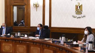 رئيس الوزراء يستعرض مع محافظ البنك المركزي المبادرات الموجهة لدعم القطاعات الاقتصادية المختلفة