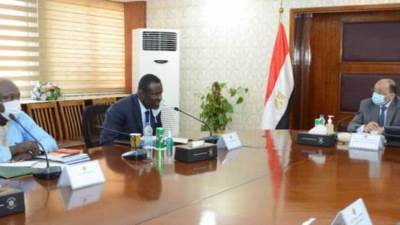 وزير التنمية المحلية يلتقى وفد اتحاد مجالس ومدن الكاميرون لبحث مجالات التعاون المشترك