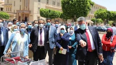 وزيرة البيئة تسلم مستشفى النساء والتوليد التابعة لجامعة القاهرة مستلزمات طبية بيئية