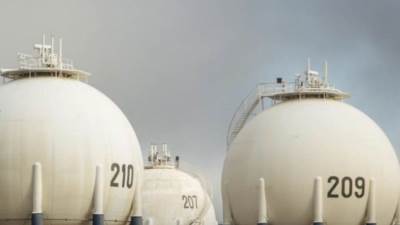 خزانات النفط فارغة في امريكا وتعكس انتعاشًا سريعًا للطلب