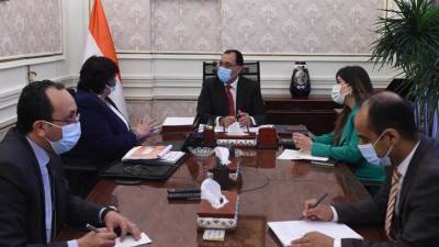 رئيس الوزراء يتابع مع وزيرة الثقافة ملفات عمل الوزارة