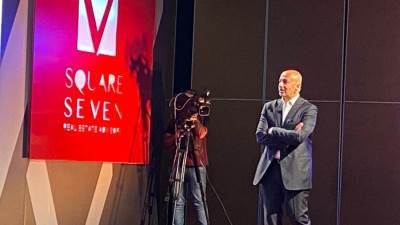 "البارون" يشهد توقيع اتفاقية بين "سكوير سيفين" و"ميراندا هومز" لتسويق العقار المصري