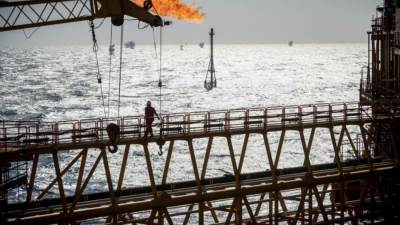 إيران تُخزن النفط في ناقلات استعداداً للعودة إلى الأسواق