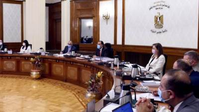 رئيس الوزراء يناقش مع المجموعة الاقتصادية "تنافسية" المشروعات المتوسطة والصغيرة ومتناهية الصغر